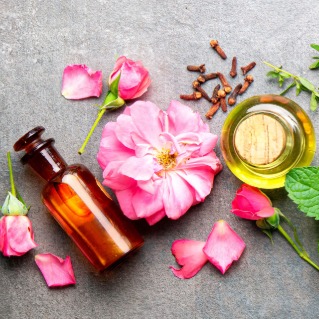 Certified Aromatherapist<br />
- ACHS.